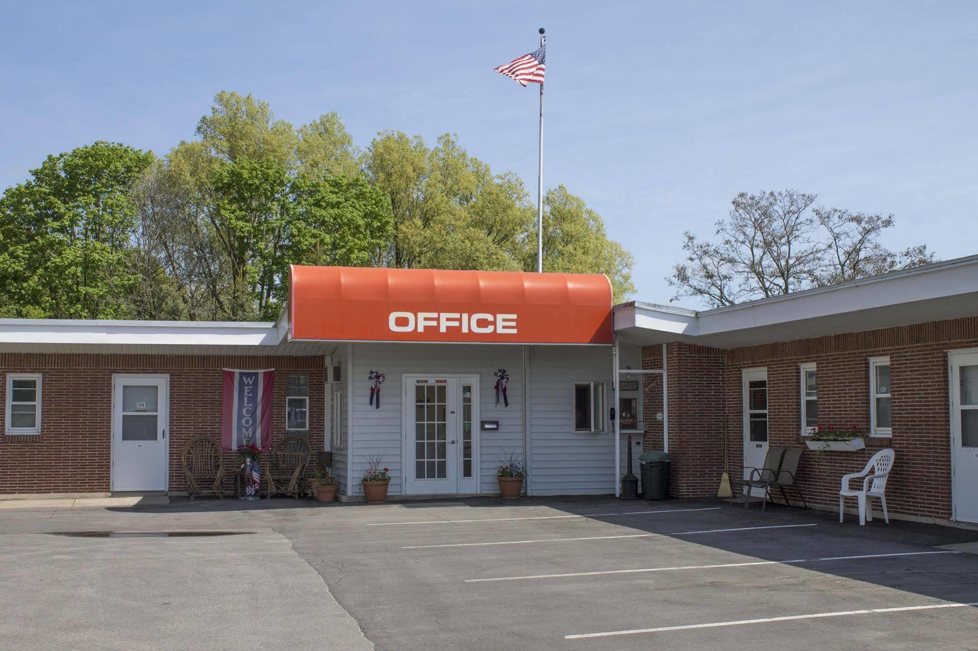 Budget Host Crestview Inn Sault Ste. Marie Exterior photo