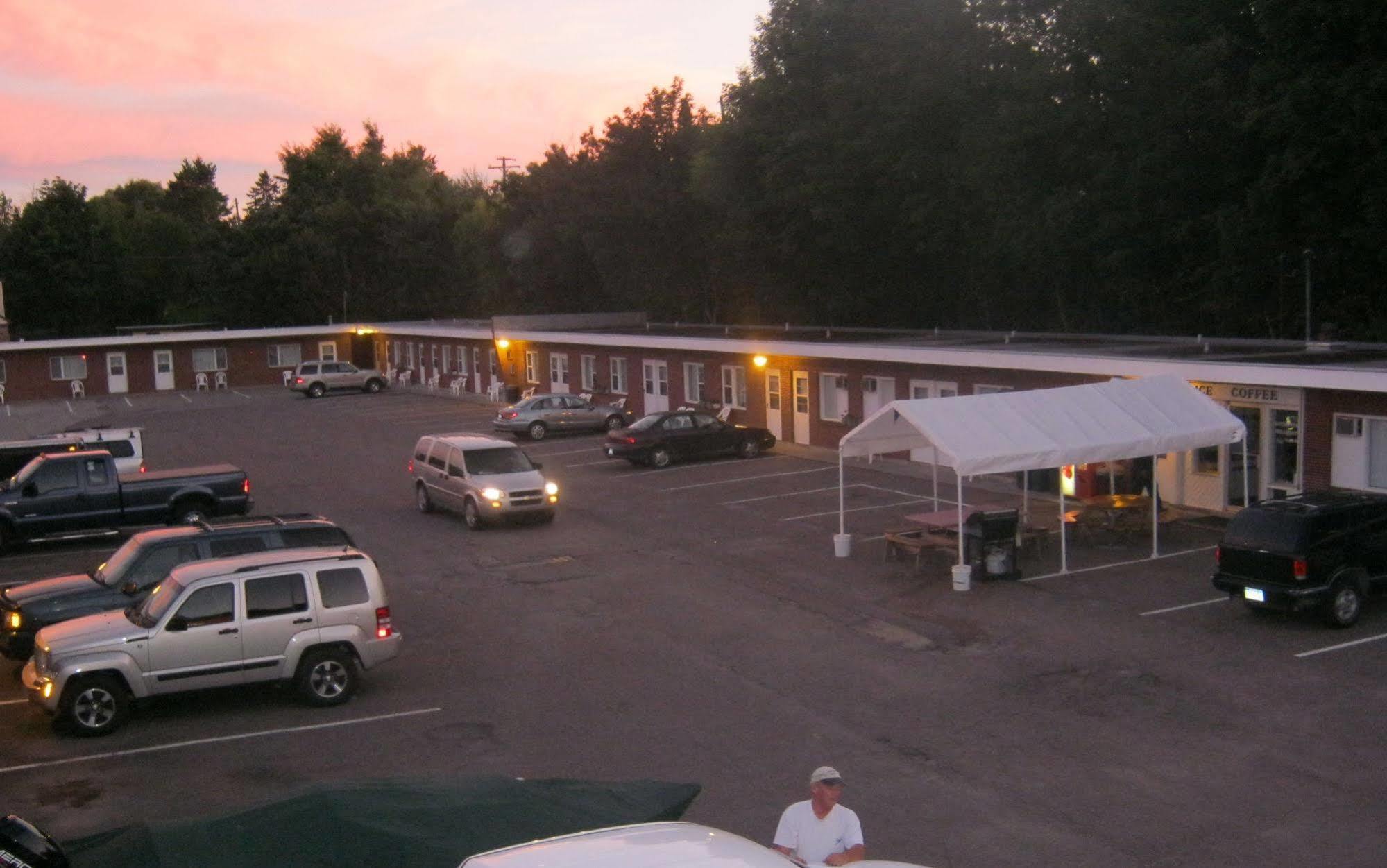 Budget Host Crestview Inn Sault Ste. Marie Exterior photo